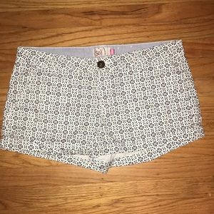 Cuffed patterned shorts